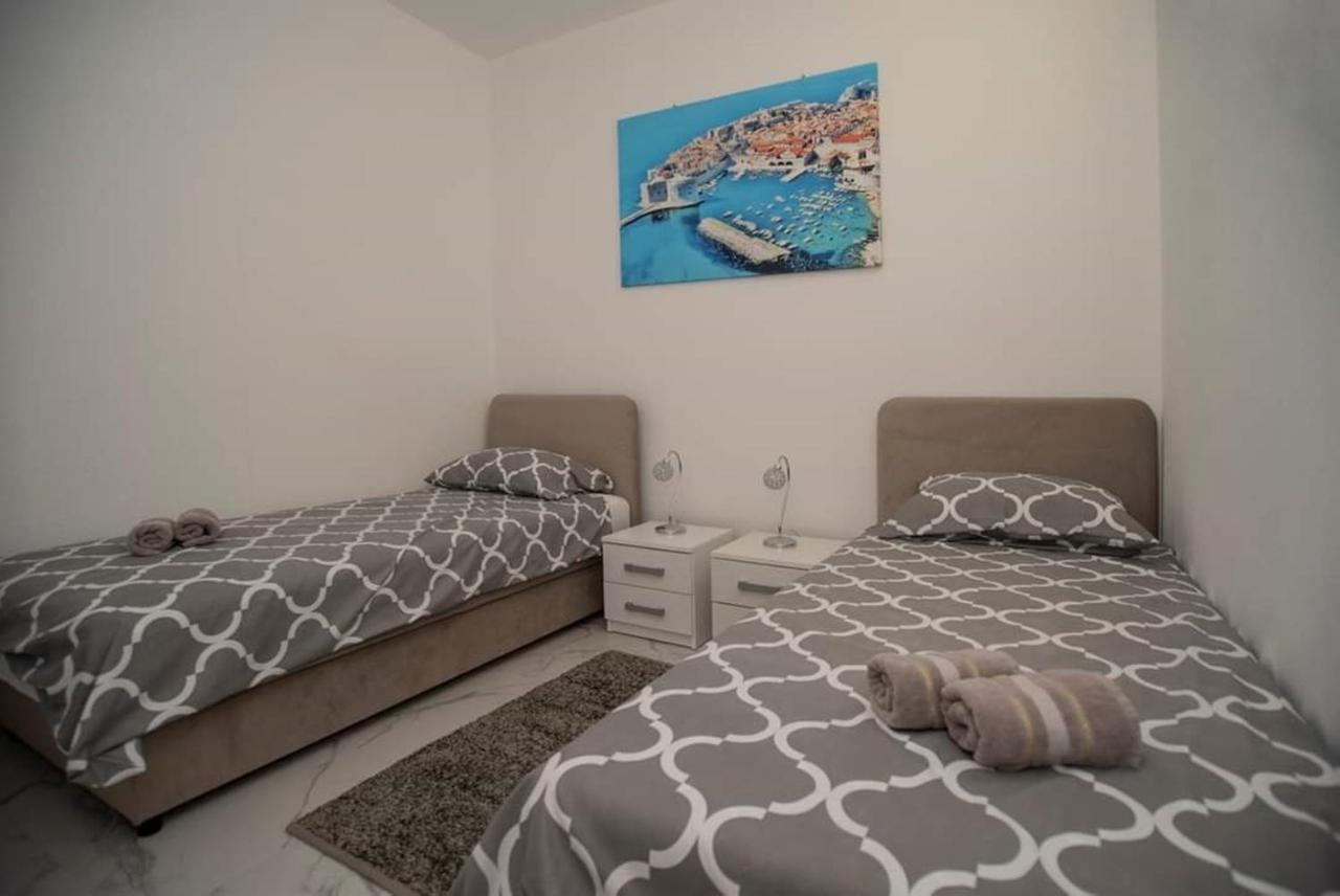 Apartments Phoenix 3 Ivanica Bagian luar foto